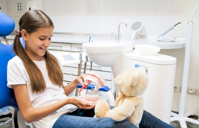 Depositphotos 193569642 xl 2015 700x450 - Δημιουργικοί τρόποι για να ενθαρρύνετε τα παιδιά να βουρτσίζουν τα δόντια τους!