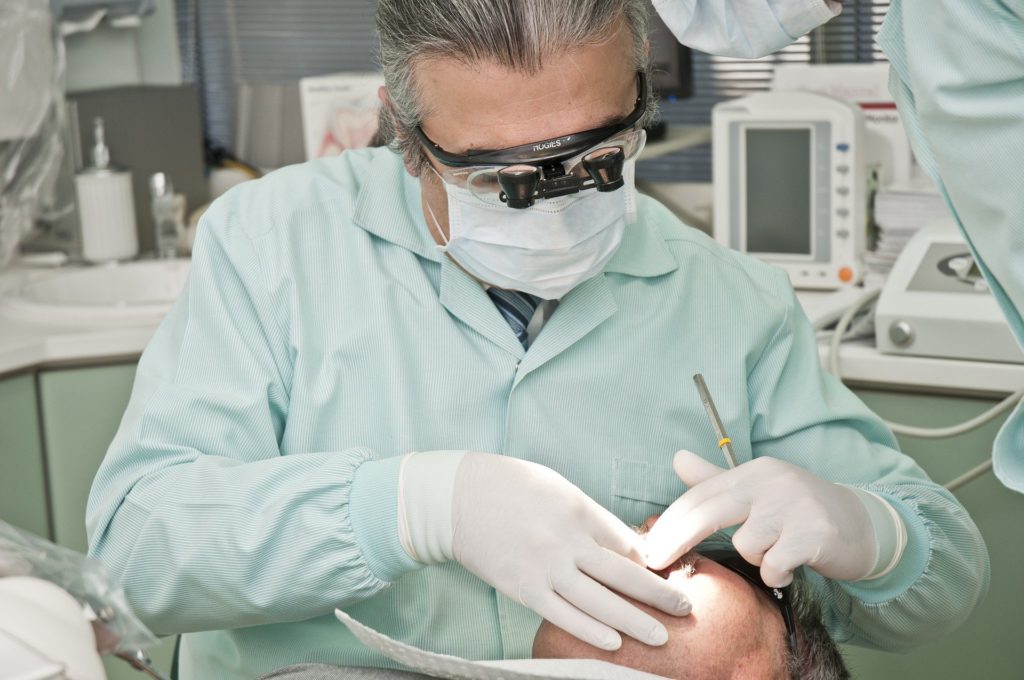 dentist 1024x680 - Κορονοϊος: Σε ποιες περιπτώσεις μπορείτε να απευθύνεστε στον οδοντίατρο