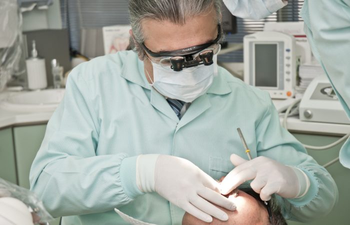 dentist 700x450 - Κορονοϊος: Σε ποιες περιπτώσεις μπορείτε να απευθύνεστε στον οδοντίατρο